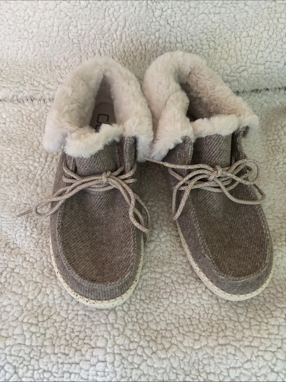 Hey Dude Britt Boot Women’s Size 9 in Taupe with Cream Fur - Picture 8 of 8